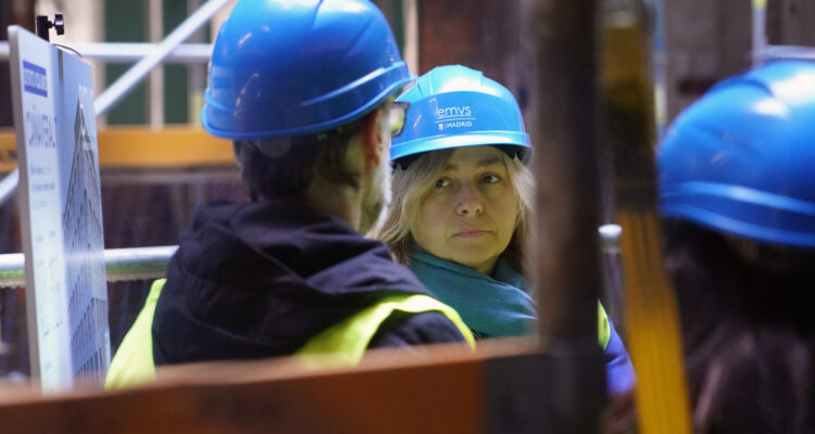 La vicealcaldesa, Inma Sanz, durante su visita a las obras de Cañaveral 7