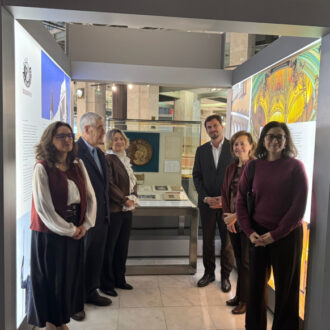 Rivera de la Cruz en CentroCentro, durante su visita a la nueva vitrina dedicada al Círculo de Bellas Artes