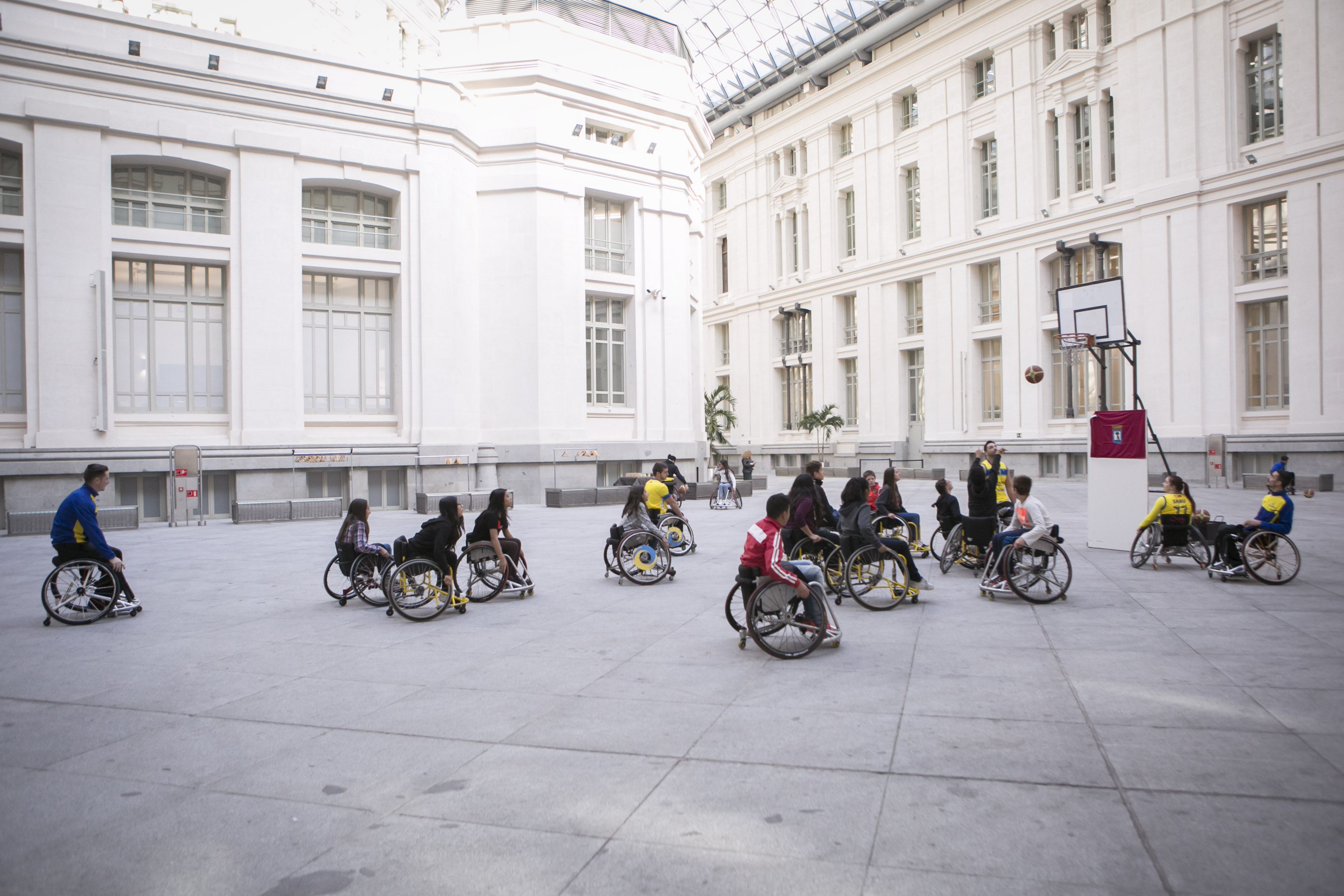 Personas jugando al baloncesto en silla de ruedas. Imagen de archivo
