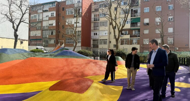 Imágenes de la visita a las obras de la zona verde de calla de Parodia