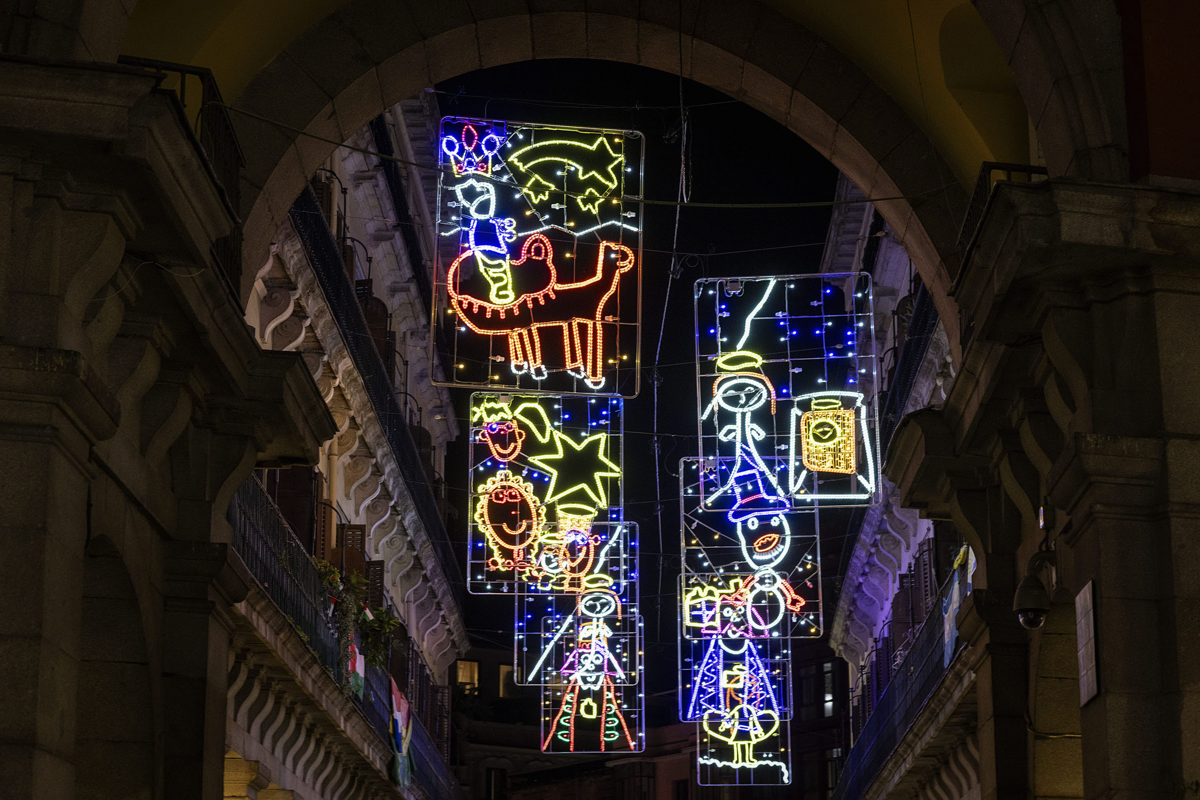 Luces diseñadas por los niños ganadores del concurso escolar de iluminación navideña de 2025