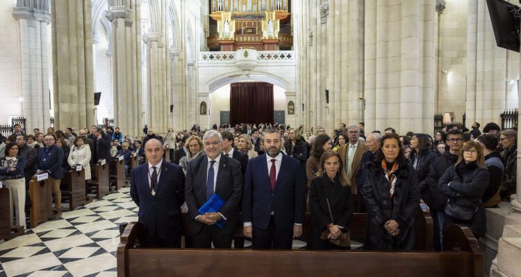Foto de los asistentes al pregón en la catedral de la Almudena