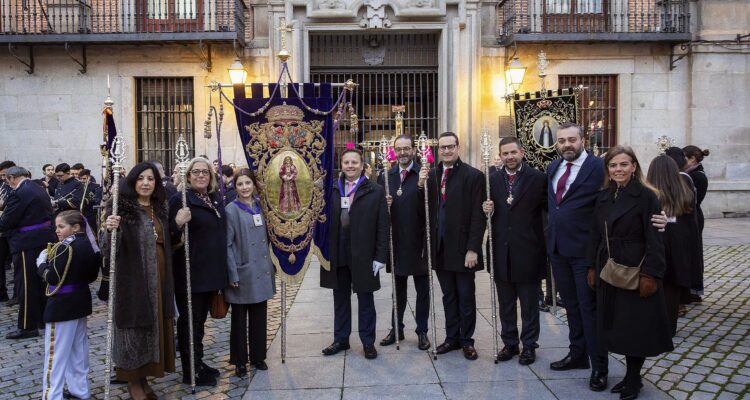 Fotografía de los miembros del gobierno del Ayuntamiento de Madrid frente a la Casa de la Villa