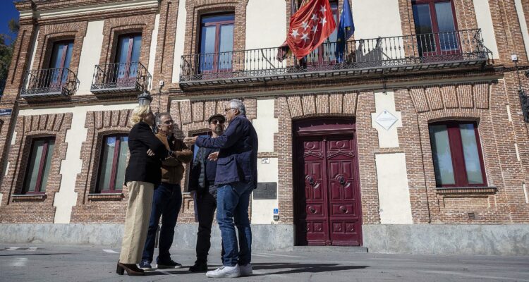 García Romero visita las obras de remodelación del casco histórico de Carabanchel Bajo