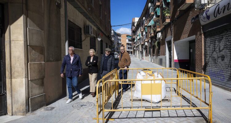 García Romero visita las obras de remodelación del casco histórico de Carabanchel Bajo