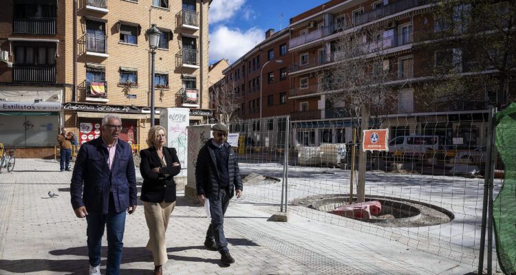 García Romero visita las obras de remodelación del casco histórico de Carabanchel Bajo