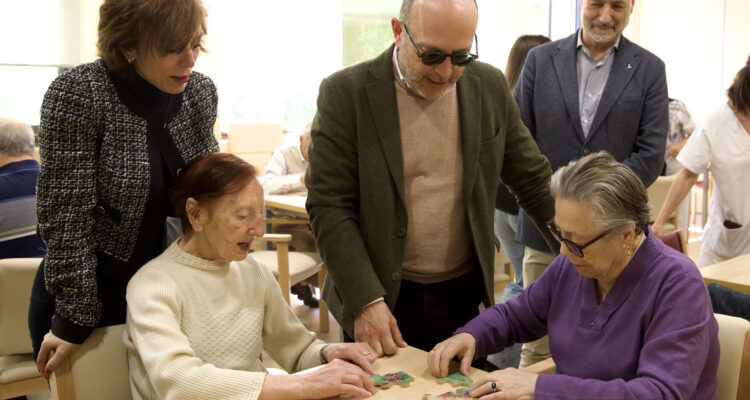 El delegado de Políticas Sociales, Familia e Igualdad durante su visita al Centro de Día Municipal La Magdalena