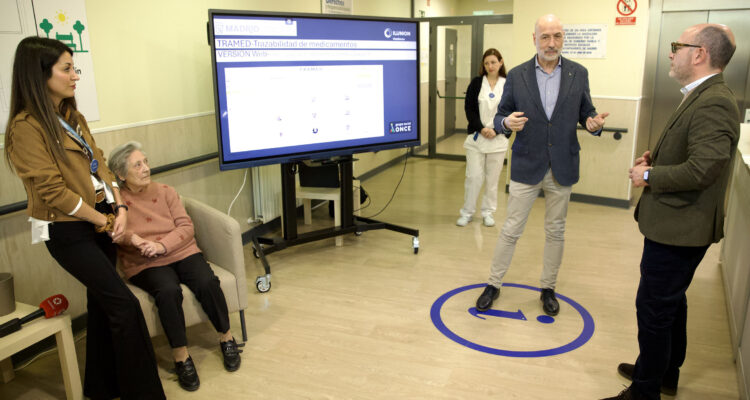 El delegado de Políticas Sociales, Familia e Igualdad durante su visita al Centro de Día Municipal La Magdalena