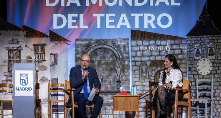Fernández en la conmemoración del Día Mundial del Teatro junto a la actriz Diana Navarro