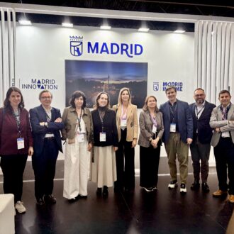 Coordinadora General de Alcaldía, Inmaculada Sánchez Cervera; gerente de Informática del Ayuntamiento de Madrid, Juan Corro; director general de la Oficina Digital, Fernando de Pablo Con equipo de Innovación y Madrid in Game en el stand municipal
