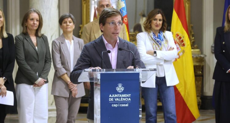 Almeida, en la firma del protocolo para la creación de la Red de Destinos Turísticos Urbanos en Valencia