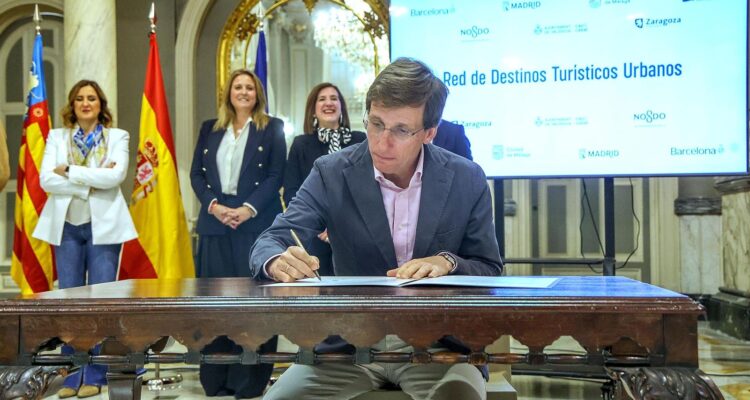 Almeida, en la firma del protocolo para la creación de la Red de Destinos Turísticos Urbanos en Valencia