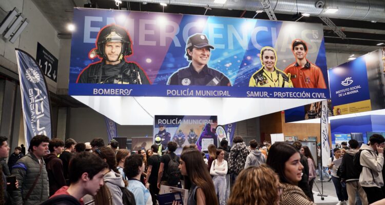 Sanz visita el estand del Ayuntamiento de Madrid en la feria Aula 2026