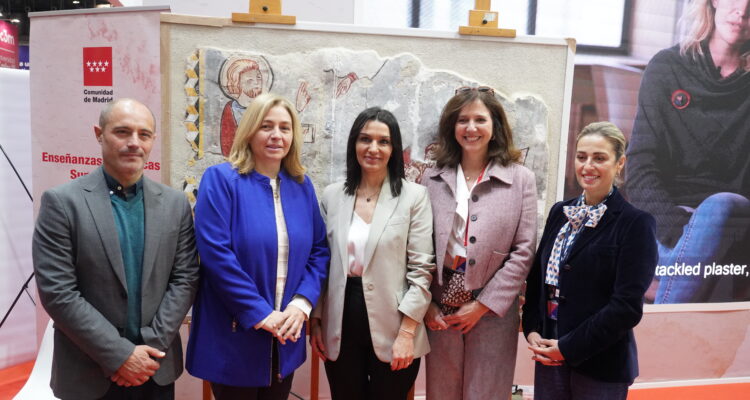 Sanz visita el estand del Ayuntamiento de Madrid en la feria Aula 2026