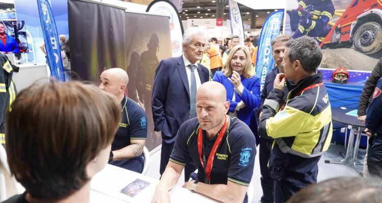 Sanz visita el estand del Ayuntamiento de Madrid en la feria Aula 2026