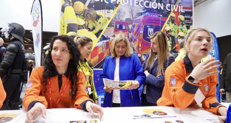 Sanz visita el estand del Ayuntamiento de Madrid en la feria Aula 2026