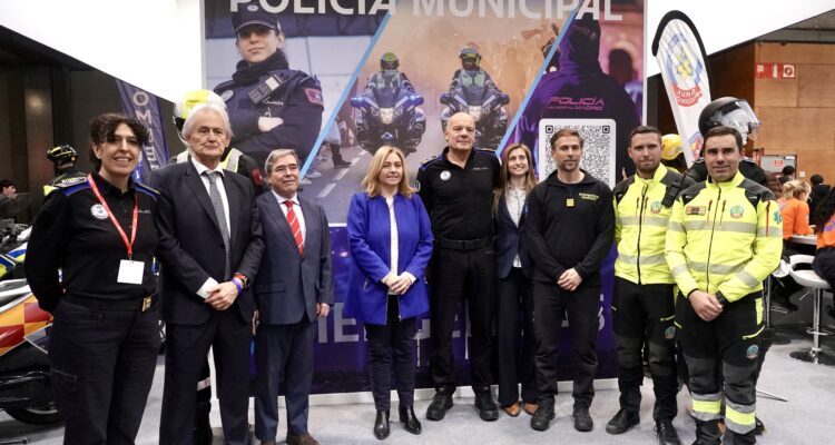 Sanz visita el estand del Ayuntamiento de Madrid en la feria Aula 2026