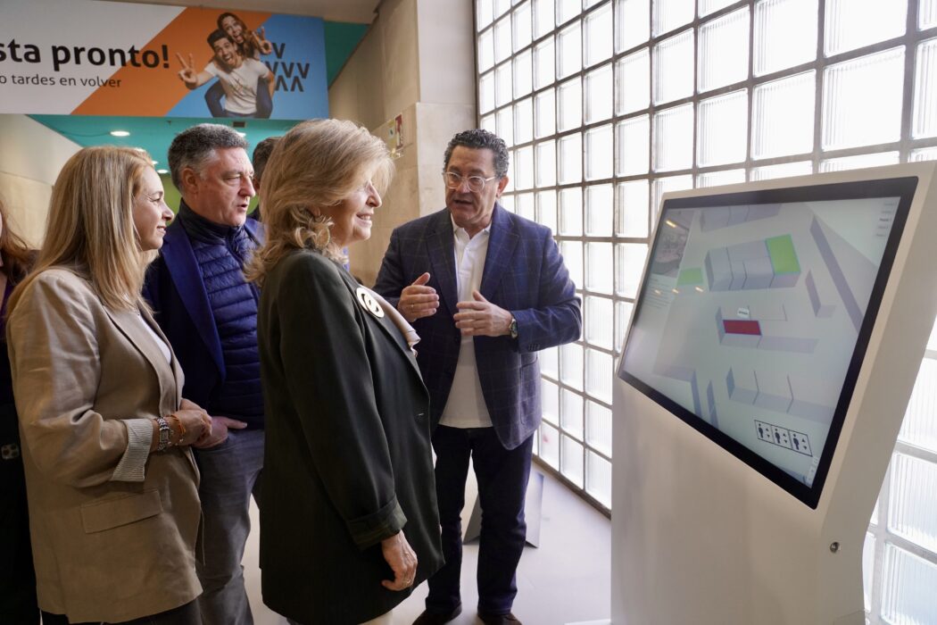 La delegada de Economía, Innovación y Hacienda, Engracia Hidalgo, y la concejala de Ciudad Lineal, Nadia Álvarez, durante su visita al Mercado Municipal de Las Ventas