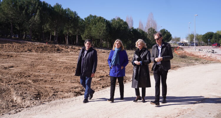 La vicealcaldesa, Inma Sanz, ha visitado la zona junto a la delegada de Obras y Equipamientos, Paloma García Romero, y el concejal de Hortaleza, David Pérez