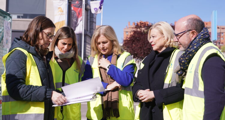 La vicealcaldesa ha colocado la primera piedra junto a los delegados de Obras y Equipamientos y de Políticas Sociales, Familia e Igualdad y la concejala del distrito