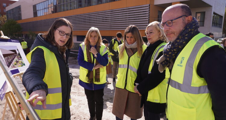 La vicealcaldesa ha colocado la primera piedra junto a los delegados de Obras y Equipamientos y de Políticas Sociales, Familia e Igualdad y la concejala del distrito