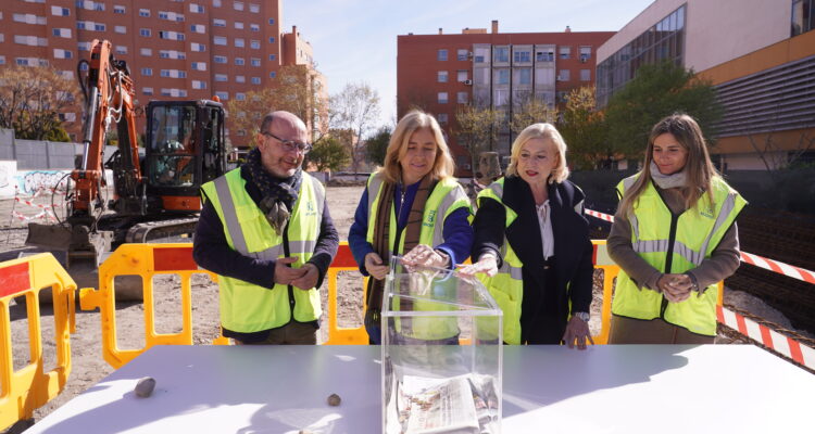 La vicealcaldesa ha colocado la primera piedra junto a los delegados de Obras y Equipamientos y de Políticas Sociales, Familia e Igualdad y la concejala del distrito