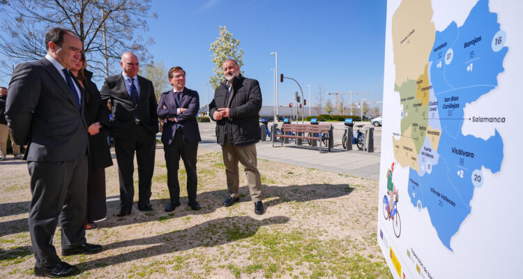 Almeida, Carabante y Ramos viendo plano estaciones de bicimad de Madrid