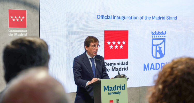 Almeida durante la presentación estand de Madrid en la feria internacional inmobilia MIPIM 2026