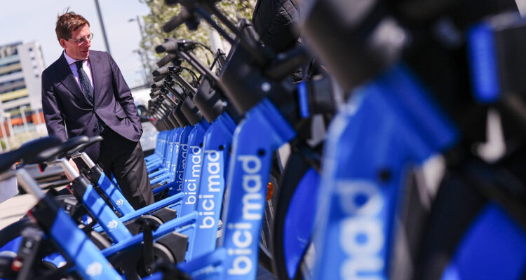 Almeida en estación bicimad nº 676