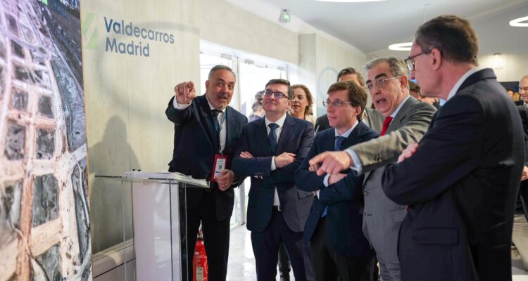 Almeida visitando la feria inmobiliaria MIPIM 2026