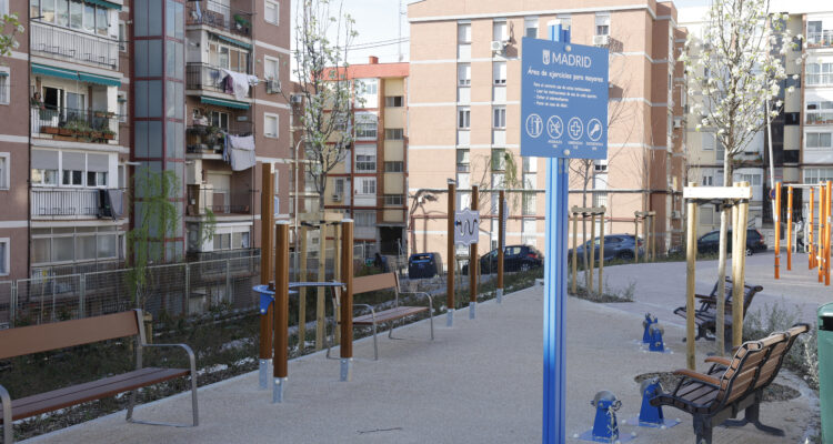 Área de ejercicios para mayores en nueva zona renaturalizada