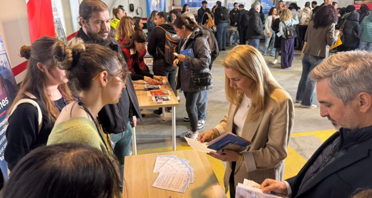 La concejala de Ciudad, Nadia Álvarez, y el gerente de la Agencia para el Empleo, José Aniorte, en la V Feria del Empleo de Ciudad Lineal