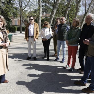 Rivera de la Cruz junto a los familiares de los homenajeados