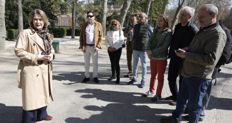 Rivera de la Cruz junto a los familiares de los homenajeados