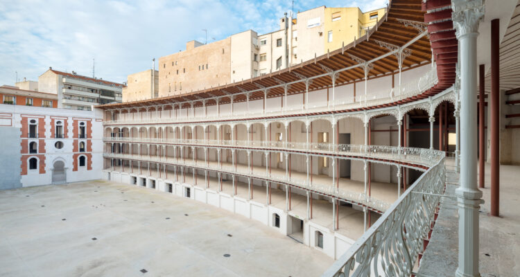 Gradas y galerías del Frontón Beti Jai con estructura de hierro en Madrid.