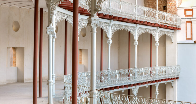 Detalle de escaleras y balcones de hierro del Frontón Beti Jai en Madrid.