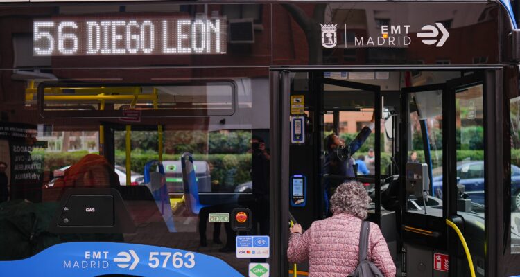 Bus EMT Madrid línea 56 en primera parada
