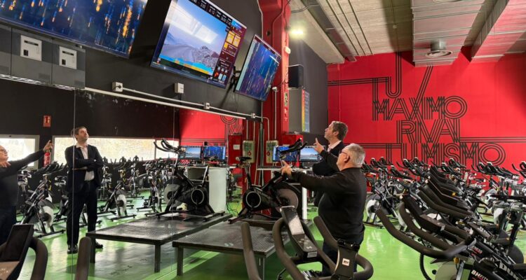 El concejal de Latina, Alberto González, visitando las nuevas máquinas de la sala fitness del CDM Las Cruces