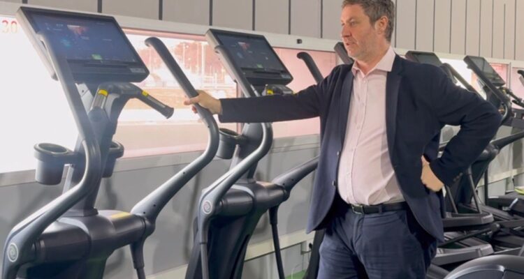 El concejal de Latina, Alberto González, visitando las nuevas máquinas de la sala fitness del CDM Las Cruces