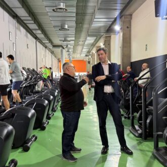 El concejal de Latina, Alberto González, visitando las nuevas máquinas de la sala fitness del CDM Las Cruces