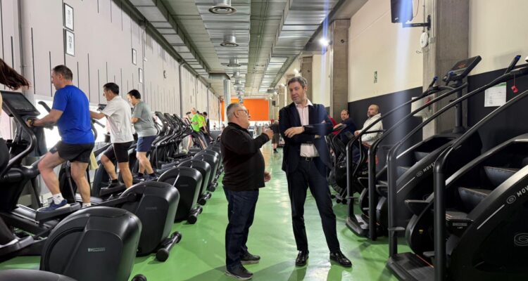 El concejal de Latina, Alberto González, visitando las nuevas máquinas de la sala fitness del CDM Las Cruces