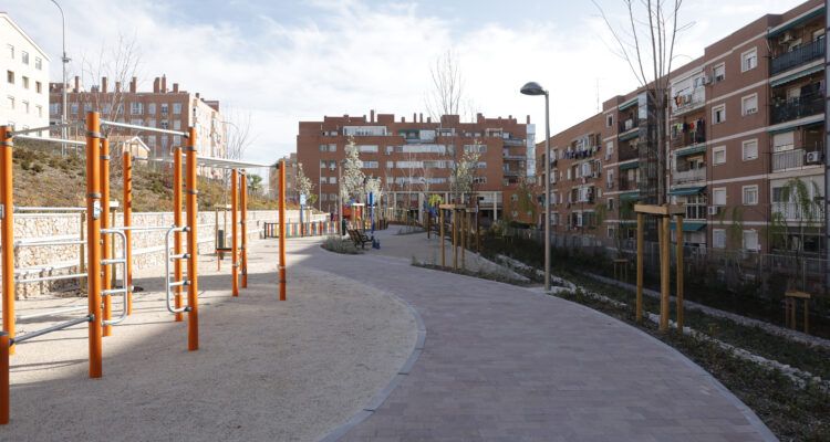 Camino accesible en parque de Ciudad Lineal