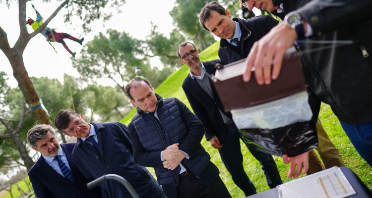 Carabante, Martínez Páramo y Peña viendo las labores de control de la procesionaria