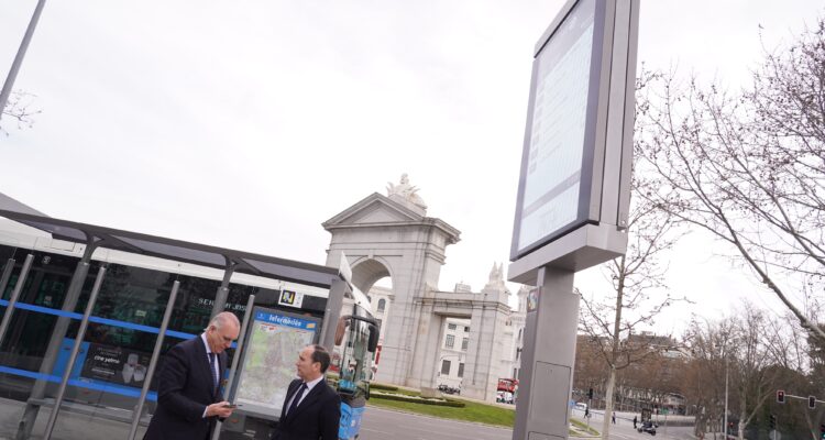 Carabante y Sánchez junto a pantalla digital de gran formato