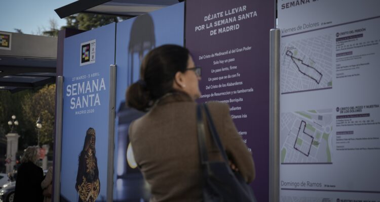 Ciudadana leyendo información sobre Semana Santa en marquesina EMT Madrid