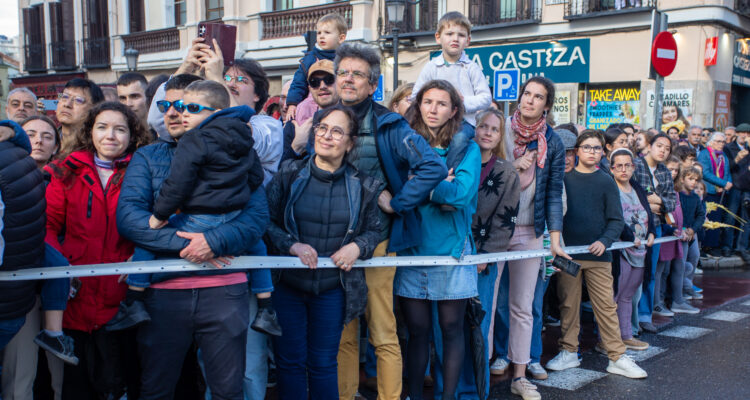 Ciudadanía en calle peatonalizada con motivo de procesión Semana Santa (imagen archivo)