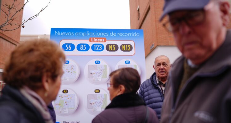 Ciudadanos leyendo información cambio línea 56 EMT Madrid