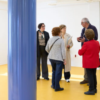 El concejal de Carabanchel Carlos Izquierdo durante su visita al CMM Monseñor Óscar Romero