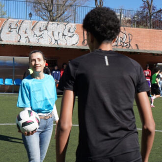 La concejala de Chamartín durante el saque inicial del torneo de fútbol 7