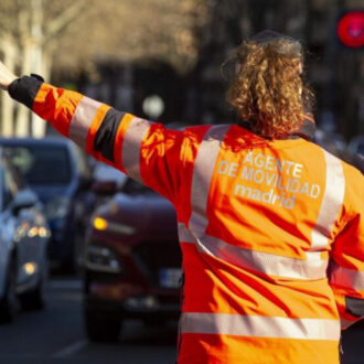 Agente de movilidad dirigiendo tráfico de vehículos (imagen archivo)